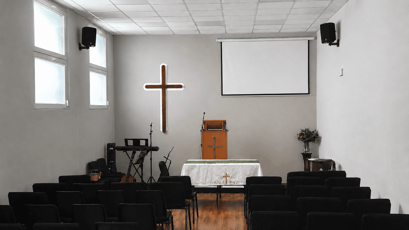 Interno della chiesa di Legnano con croce, sedie e pulpito